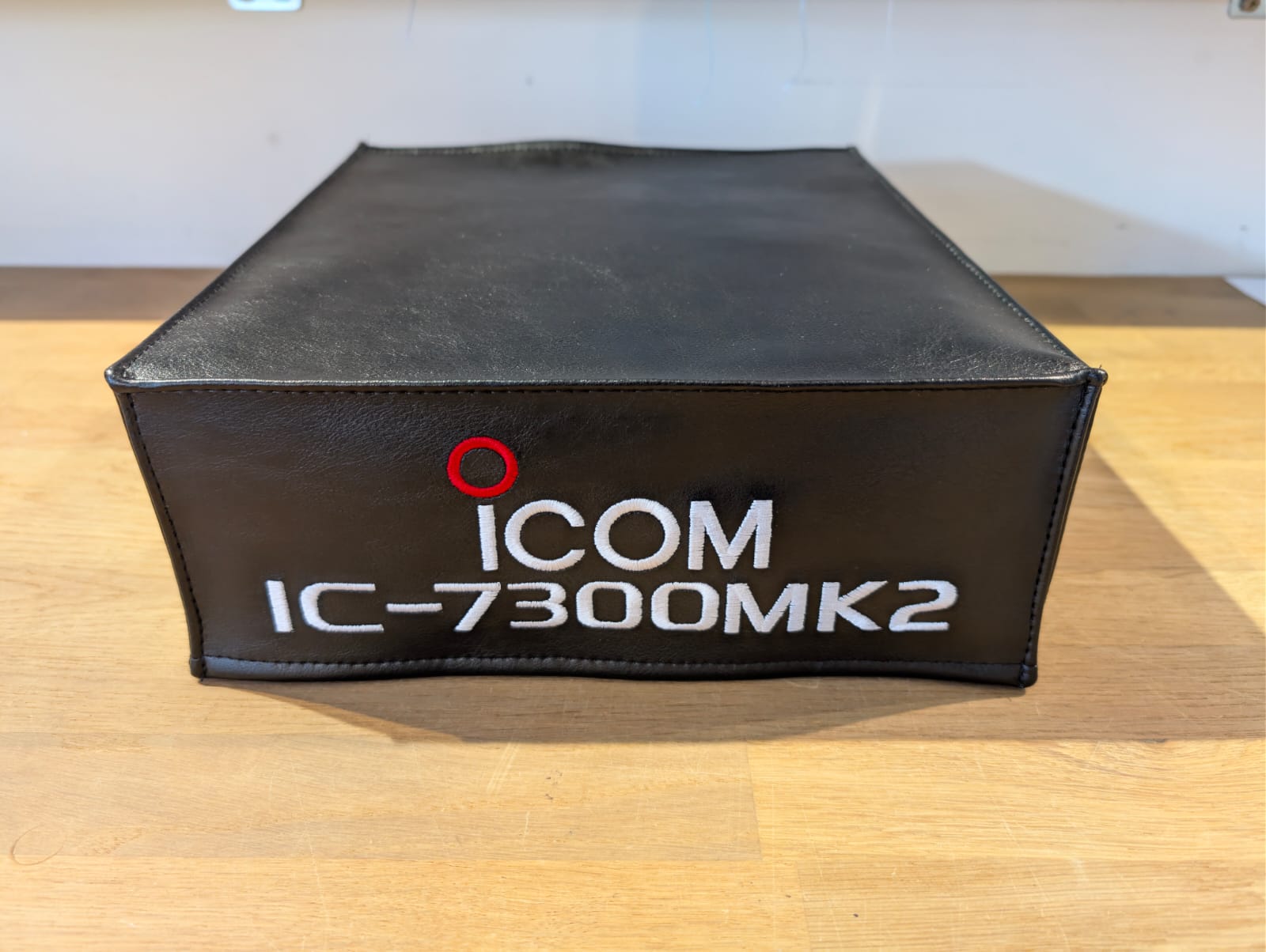 DX-Cover für ICOM IC-7300MK2 – schwarze Premium-Schutzhülle mit hochwertiger Stickerei