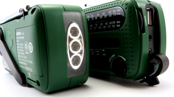 DegenDE13_seite Degen Kurbelradio DE13 mit Taschenlampe