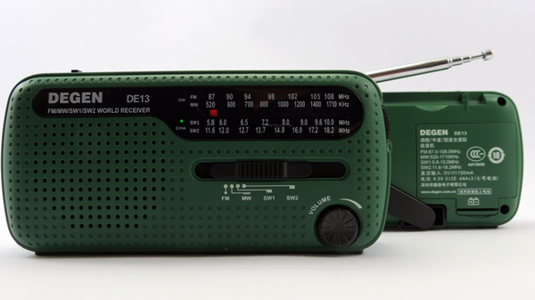 DegenDE13_vornhinten Degen Kurbelradio DE13 Dynamo / Solar-Notfallradio